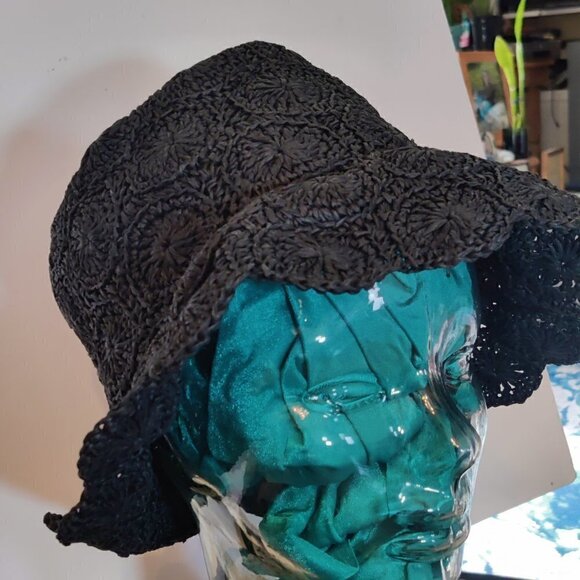 Black Straw Hat With Woven Sunbursts for demure sunbathing or window shopping. M - Picture 2 of 5